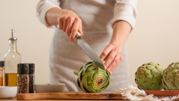 Αγκινάρα: Το καθάρισμα σωστά και πώς τη μαγειρεύουμε με νοστιμιά