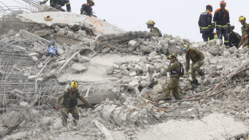 Γυναίκα ανασύρθηκε ζωντανή από τα ερείπια 91 ώρες μετά τον ισχυρό σεισμό στη Μιανμάρ