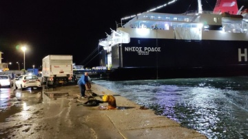 Προβλήματα στην πρόσδεση του «Νήσος Ρόδος» στη Χίο λόγω θυελλωδών ανέμων 