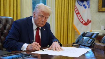 Ο Τραμπ δηλώνει ανοικτός στη μεταγωγή Αμερικανών κρατουμένων στις φυλακές «φρούρια» του Ελ Σαλβαδόρ