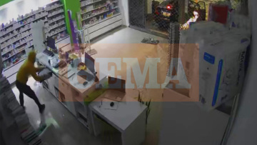 ﻿﻿Κινηματογραφική διάρρηξη σε φαρμακείο στη Μαγούλα: Έσπασαν με κλεμμένο ΙΧ την τζαμαρία και «σήκωσαν» την είσπραξη, δείτε βίντεο