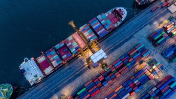 Bloomberg: Oι νέοι δασμοί του Τραμπ σηματοδοτούν μια νέα εποχή κινδύνου για την παγκόσμια οικονομία 