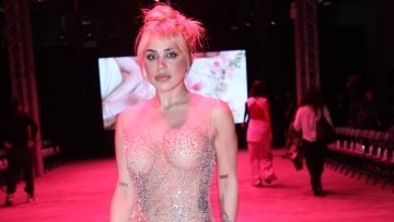  Κόνι Μεταξά: Η αποκαλυπτική εμφάνιση σε επίδειξη μόδας - Δείτε φωτογραφίες