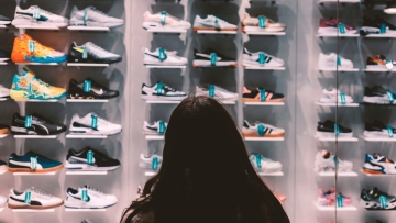 Βουτιά καταγράφουν οι μετοχές Nike, Adidas και Puma μετά τους δασμούς του Τραμπ στο Βιετνάμ