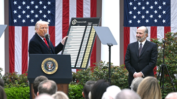 Ανοικτός σε διαπραγματεύσεις ο Τραμπ για τους δασμούς αν υπάρξουν ανταλλάγματα: «Όλες οι χώρες με έχουν πάρει τηλέφωνο»