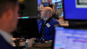 Χάθηκαν πάνω από 2 τρισ. δολάρια στη Wall Street μετά τους δασμούς Τραμπ - Η χειρότερη συνεδρίαση από το 2020