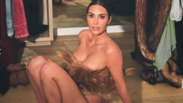 Η Κιμ Καρντάσιαν ποζάρει μόνο με ένα τοπάκι στην γκαρνταρόμπα της 