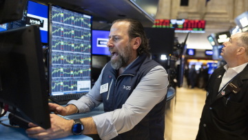 Βαρύ το κλίμα στην Wall Street: Βουλιάζουν τα αμερικανικά futures μετά την απάντηση της Κίνας στους δασμούς Τραμπ