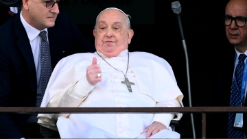 Πάπας Φραγκίσκος: Ενδέχεται να ευλογήσει το πλήθος την Κυριακή, λέει το Βατικανό