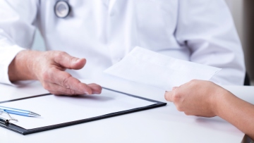 Τη Δευτέρα 7 Ιουλίου η δίκη του καρδιοχειρουργού για το φακελάκι των €2.500