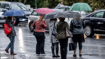 Ψυχρό βαλκανικό μέτωπο φέρνει τετραήμερο με βροχές, χιόνια και «βουτιά» της θερμοκρασίας