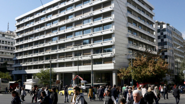 Πώς μπορούν οι δασμοί Τραμπ να επηρεάσουν την Ελλάδα: Τι φοβούνται στο ΥΠΕΘΟ και στην ΤτΕ