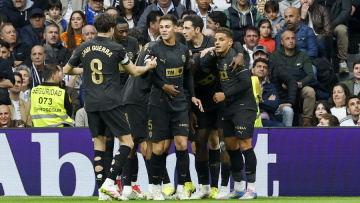 Η Βαλένθια του Κορμπεράν άλωσε (2-1) την έδρα της Ρεάλ Μαδρίτης και χαρίζει τον τίτλο στη Μπαρτσελόνα - Δείτε τα γκολ 