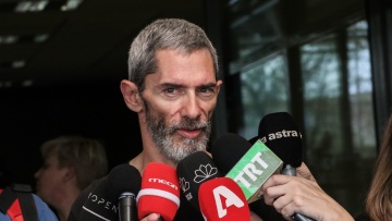 Μετά τον σάλο για την ιδιότητά του, ο Λακαφώσης τα γυρίζει για το ξυλόλιο και το παράνομο φορτίο