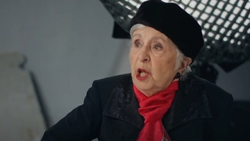 Η «Θεοπούλα» από το Παρά Πέντε σε εμφάνιση - έκπληξη στο βίντεοκλιπ για το Ferto του Ακύλα, δείτε βίντεο