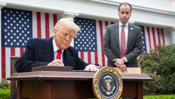 Κατά των δασμών οι περισσότεροι Αμερικανοί, αλλά πιστεύουν ότι τελικά θα κάνουν καλό στις ΗΠΑ