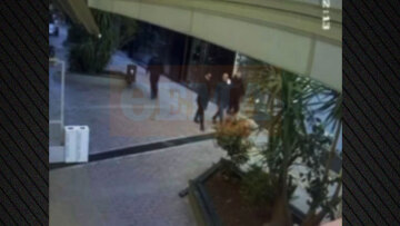 Απόπειρα διάρρηξης στο σπίτι του Πούμπουρα: Η στιγμή που ο δράστης τρέχει στον πεζόδρομο για να διαφύγει, δείτε βίντεο