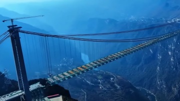 Γέφυρα σαν... Σινικό Τείχος έφτιαξαν οι Κινέζοι, 625 μέτρα πάνω από το έδαφος - Δείτε βίντεο