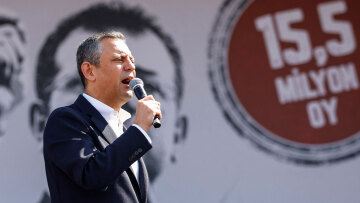 Τουρκία: Ο Οζγκιούρ Οζέλ επανεξελέγη πρόεδρος του Ρεπουμπλικανικού Λαϊκού Κόμματος