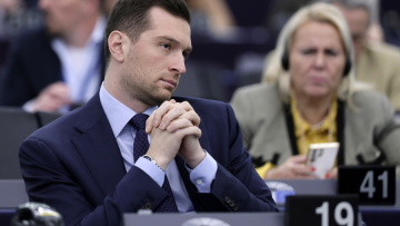 Στο κόμμα της Λεπέν σκέφτονται να ρίξουν την κυβέρνηση Μπαϊρού