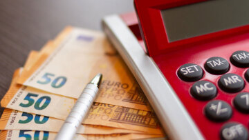 Δώρο Χριστουγέννων: Νωρίτερα φέτος η καταβολή του, τι πρέπει να γνωρίζουν εργοδότες και εργαζόμενοι
