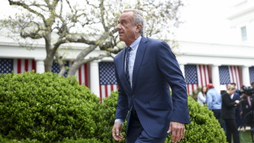 Ο Κένεντι ισχυρίζεται ότι αντιεμβολιαστές γιατροί «θεράπευσαν 300 παιδιά με ιλαρά»