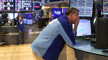 Σε ελεύθερη πτώση οι μετοχές στην Ευρώπη, μετά τη βουτιά στην Ασία – Μεγάλες απώλειες και στο Χρηματιστήριο Αθηνών