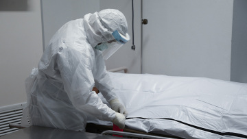 Υπόθεση δωροδοκίας στη Θεσσαλονίκη: Συνελήφθησαν ιατροδικαστής, νεκροτόμος και ιδιοκτήτης γραφείου τελετών