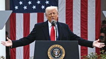 Ο Τραμπ λέει ότι οι ΗΠΑ θα ανακοινώσουν σύντομα δασμούς και στις εισαγωγές φαρμάκων 