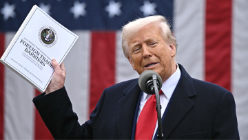 Το «chicken game» του Τραμπ με την παγκόσμια οικονομία και η θεωρία για μυστικό σχέδιο πίσω από το χάος