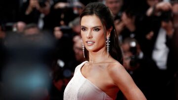 Η Αλεσάντρα Αμπρόσιο ταξίδεψε στο Τόκιο - Η γυμνή φωτογραφία μέσα στο τζακούζι