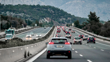 Τέλη κυκλοφορίας και πινακίδες με το μήνα για τα αυτοκίνητα σε ακινησία