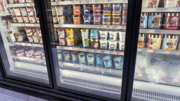 Politico: H ΕΕ σχεδιάζει δασμούς 25% σε αμερικανικά φορτηγά, τσιγάρα και παγωτά