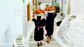 Πάσχα στα νησιά: Τα έθιμα, οι συνταγές και οι παραδόσεις σε Ιόνιο και Αιγαίο