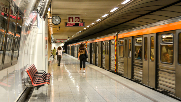 Απεργία σε μετρό, ηλεκτρικό και λεωφορεία σήμερα (9/4): Οι ώρες που θα κινηθούν τα ΜΜΜ - Τι ισχύει για ταξί και προαστιακό 