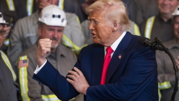 Απίστευτη δήλωση Τραμπ: «Οι χώρες που βάλαμε δασμούς μας γλείφουν τον κ..., πεθαίνουν για συμφωνία»