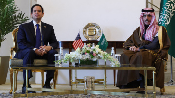 Στην Ουάσινγκτον ο ΥΠΕΞ της Σαουδικής Αραβίας ενόψει της επίσκεψης Τραμπ στο Ριάντ
