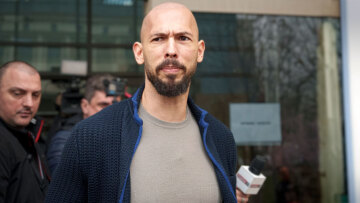 Ανατριχιαστικές καταγγελίες για τον Άντριου Τέιτ - «Με στραγγάλισε και με βίασε» - «Με σημάδεψε με όπλο»