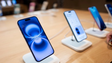 Apple: Μετέφερε αεροπορικά 600 τόνους iPhone από την Ινδία για να προλάβει τους δασμούς του Ντόναλντ Τραμπ