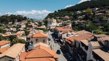 Πάσχα στην Κυπαρισσία: Γλόμποι φωτίζουν τον Μεσσηνιακό ουρανό