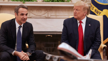 Ικανοποίηση στο Μαξίμου για τα σχόλια Τραμπ μετά τη συνέντευξη Μητσοτάκη στο Breitbart - Το μήνυμα διαπραγμάτευσης στην Ουάσινγκτον