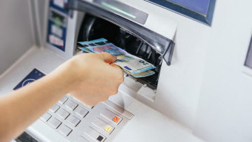 ΑΤΜ: Από 11 Αυγούστου καταργούνται οι τραπεζικές προμήθειες - Τι θα αλλάξει