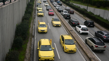 Πρόεδρος ταξί σε Κυρανάκη: Θα τα κάνουμε «γυαλιά καρφιά» αν δεν μας αφήσετε να κινούμαστε στις λεωφορειολωρίδες