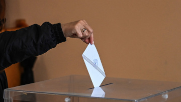 Opinion Poll: Στο 30% ανέβηκε η ΝΔ, στο 16,5% έφτασε η Πλεύση, καταρρέει η εικόνα του Ανδρουλάκη, επτακομματική Βουλή