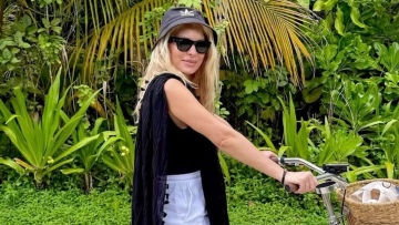 Φωτογραφίες: Η Ελένη Μενεγάκη ποζάρει κάνοντας ποδήλατο