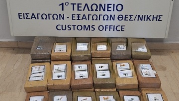 Πάνω από 62 κιλά κοκαΐνης αξίας 2,3 εκατ. ευρώ κατασχέθηκαν στο λιμάνι της Θεσσαλονίκης – Δείτε βίντεο