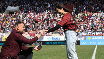 Ρεπόρτερ έκανε πρόταση γάμου στην αγαπημένη του στη σέντρα του AEL FC Arena - Βίντεο
