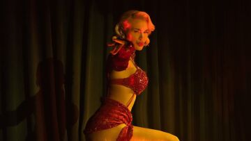 Αλεξάνδρα Παναγιώταρου: Με κόκκινα εσώρουχα και ζαρτιέρες στο Instagram