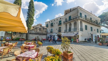 Ένας κρυμμένος παράδεισος στην καταπράσινη ακτή Amalfi της Ιταλίας