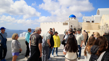 Γέμισε ξανά με τουρίστες η Σαντορίνη - Δείτε φωτογραφίες